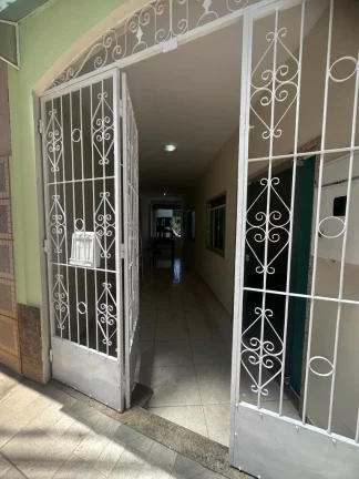 Imagem Casa linear no primeiro pavimento composta de 3 quartos sendo uma suíte reformada piso em porcelanato em excelente localização no centro de Alegre ES.