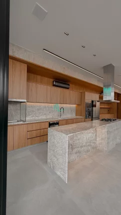 Imagem LINDA E EXCLUSIVA RESIDÊNCIA TÉRREA COM UM PROJETO TOTALMENTE DIFERENCIADO E EM UM LOTE COM POSIÇÃO PRIVILEGIADA NO CONDOMINIO.