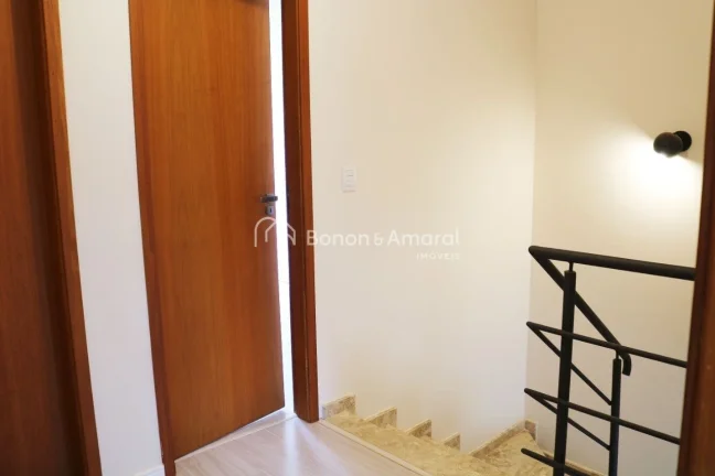 Imagem Casa tipo sobrado com living para 02 ambientes piso porcelanato, lavabo, 3 quartos com armários pla...