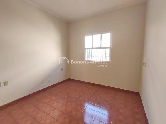 Imagem Casa da frente com 2 dormitórios com armários embutidos, banheiro social, sala com varanda integra...