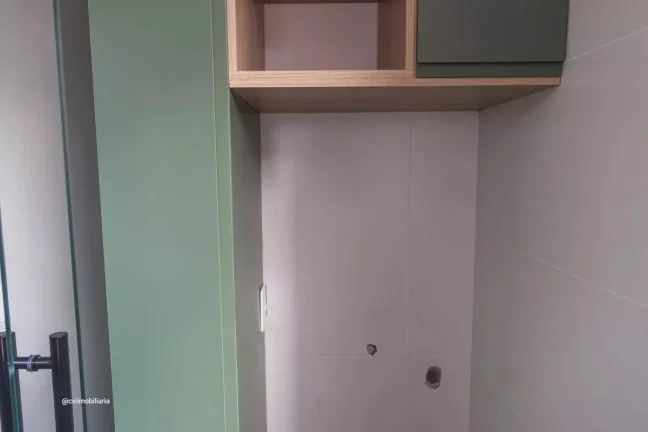 Imagem Imóvel aconchegante à venda com 3 quartos, sendo 1 suíte, e 2 banheiros no total. O condomínio f...