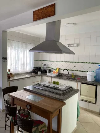 Imagem Casa com 4 dormitórios sendo 3 suítes e 4 vagas de garagem, a 200m do mar em Bombinhas/SC