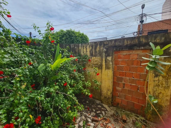 Imagem Casa a venda na Rua Senador Alencar, 1301 - Centro, com 2 quartos, 2 banheiros, Quintal e 1 Vaga de ...