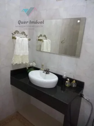 Imagem Luxuosa casa em condomínio à venda em Ribeirão Preto-SP, no bairro Ribeirânia. Condomínio Parque das Figueiras. 4 quartos, 4 suítes, 3 salas, 6 banheiros, 2 vagas de garagem. 320,00 m² de área. Imperdível com a Quer Imóvel Negócios Imobiliários.