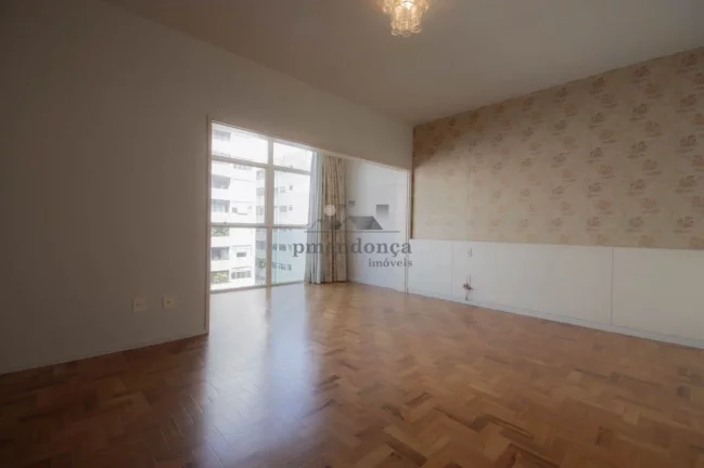 Imagem Apartamento com amplo living, 3 dormitorios sendo uma suite, apartamento com piso em tacos nos dormi...