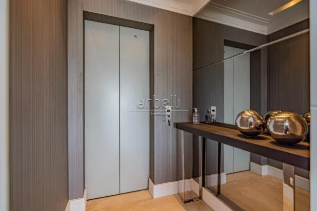 Imagem Apartamento com 206 M², 4 dormitórios sendo 3 suítes com varanda na suíte do casal, elevador soc...