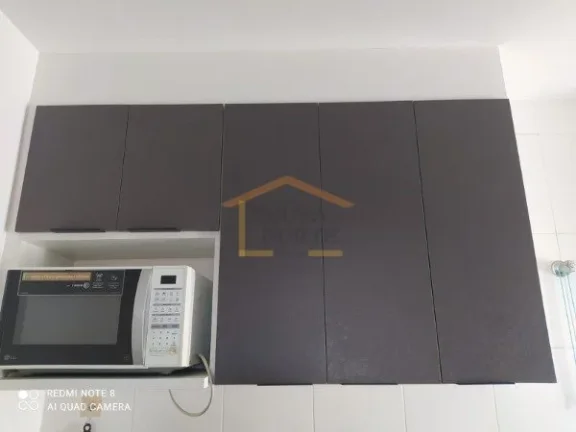 Imagem Apartamento compacto e funcional com 1 dormitório, banheiro com box, cozinha americana integrada à...