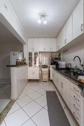 Imagem Excelente Assobradado de Esquina, 292m², 4 Quartos, 2 Suítes, 1 Vaga, Churrasqueira, Financia, está dividida em 2 casas, no Centro de Ribeirão Pires-SP