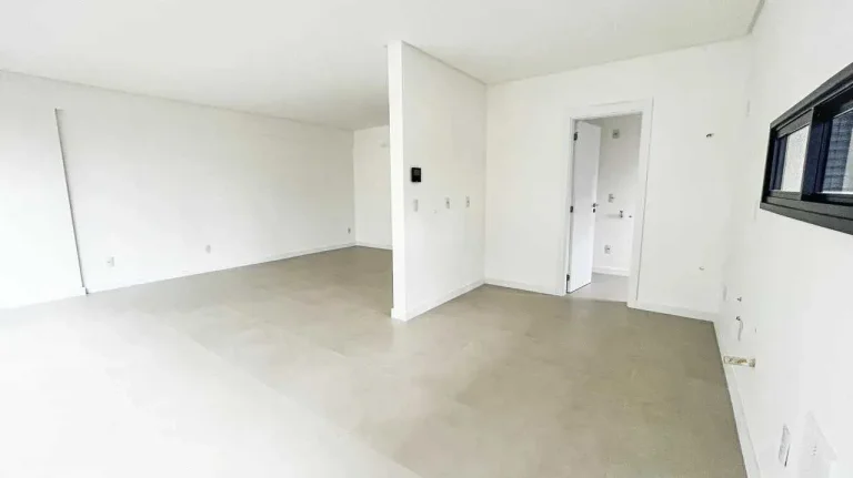Imagem Apartamento com 3 dormitórios sendo 1 suíte e 2 vagas de garagem no Centro de Balneário Camboriú