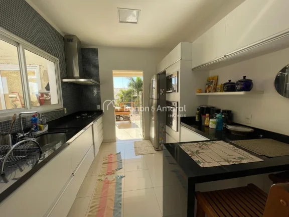 Imagem Encantadora residência em condomínio fechado, com projeto moderno e ambientes integrados que propo...