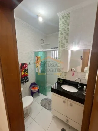 Imagem Sobrado com corredor lateral, 3 dormitÃ³rios, sendo 1 suÃ­te, pisos em madeira, sacada, rico em armÃ...