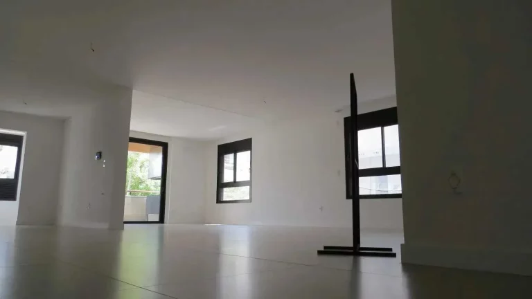 Imagem Apartamento Duplex mobiliado com 3 dormitórios sendo 3 suítes e 2 vagas de garagem - Jurerê/SC