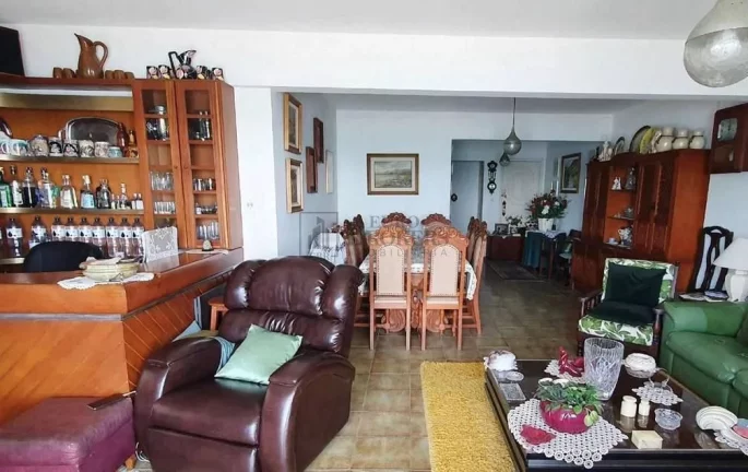 Imagem Apartamento Frente Mar para reformar com 3 dormitórios à venda na Barra Sul em B