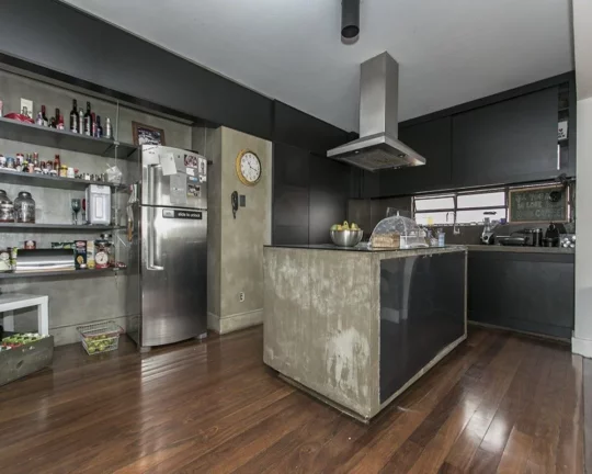 Imagem Apartamento amplo, living para 02 ambientes, piso de tacos, 03 dormitórios com armários, 02 banhei...