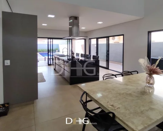 Imagem Casa de alto padrão térrea com 03 suítes, com ar condicionado, suíte master conta com closet, banheiro já com duas cubas e dois chuveiros;