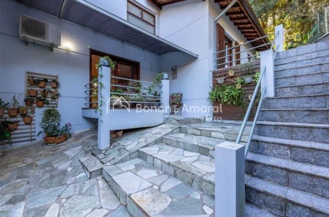 Imagem Esta charmosa residência, situada em um condomínio fechado em Valinhos/SP, oferece 1.000 m² de te...