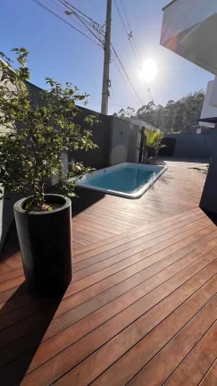 Imagem Sobrado alto padrão com 4 suítes e 2 vagas de garagem em Camboriú/SC