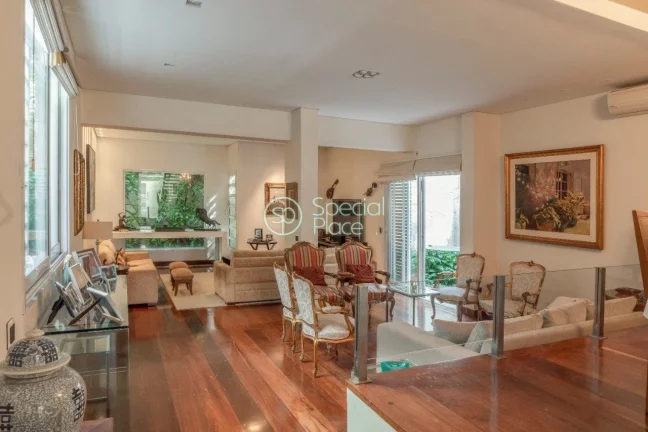 Imagem Essa casa possui cinco dormitórios, sendo quatro suítes, hall, lavabo, sala de jantar, sala de TV ...