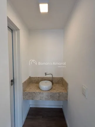 Imagem Esta encantadora casa geminada em Valinhos conta com 3 dormitórios, sendo 1 suíte. No térreo, voc...