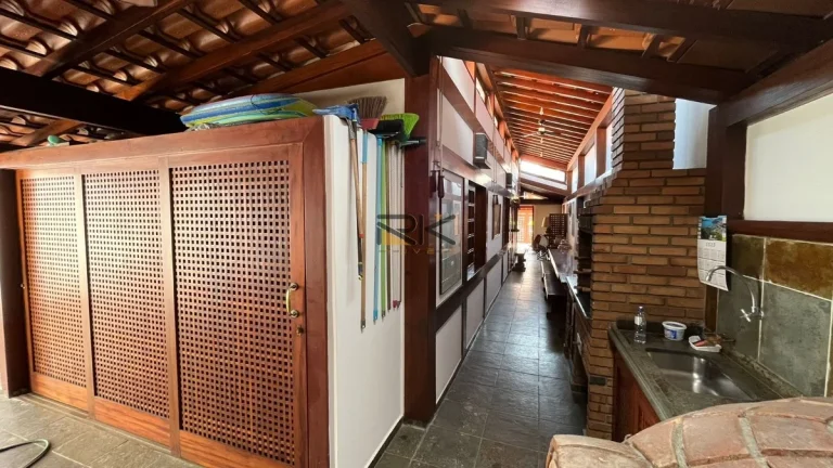 Imagem Casa com ampla sala 2 ambientes,3 dormitórios sendo uma suíte,edícula com mais 2 dormitórios e 1 banheiro,2 vagas de garagem
