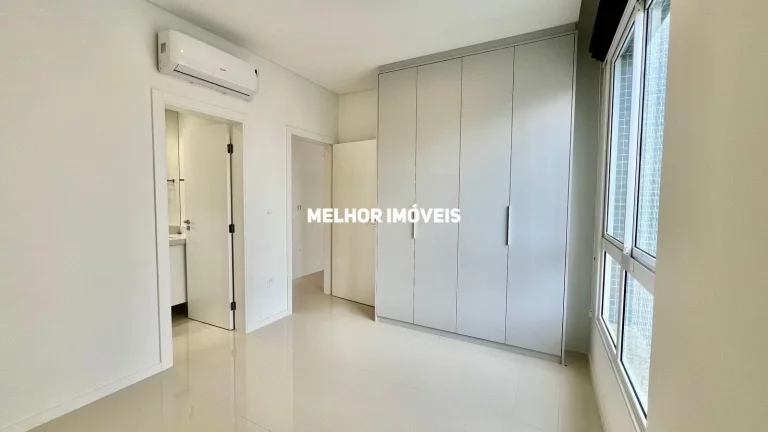 Imagem Apartamento á venda com 3 suítes e 3 vagas localizado no centro de Balneário Camboriú