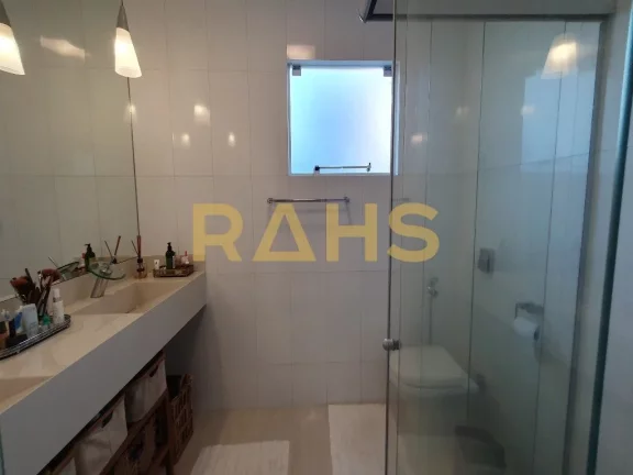 Imagem Descubra a vida luxuosa em um condomínio fechado com este incrível imóvel de 2 andares com 3 quar...