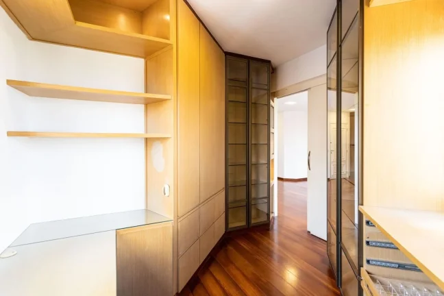Imagem OPORTUNIDADE IMPERDÍVEL EM PERDIZES ! Apartamento Reformado 114M², 3Q, 3 Suítes, 3 Banheiros, 3 Vagas, Academia, Piscina, Sauna, Lareira, Varanda.