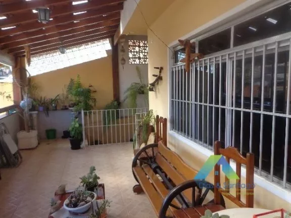 Imagem Linda casa com 3 dormitórios, 3 vagas, 3 banheiros área gourmet com fácil acesso a comércios e principais avenidas.