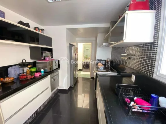 Imagem Linda casa em condomínio, situada próxima ao Parque Ecológico. O imóvel conta com três dormitó...