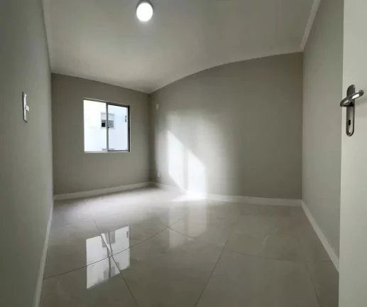 Imagem Apartamento reformado com 2 dormitórios e 1 vaga em condomínio - Camboriú/SC