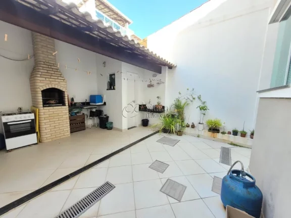 Imagem Linda casa triplex a venda no São Marcos com 3 quartos, suíte e quintal!