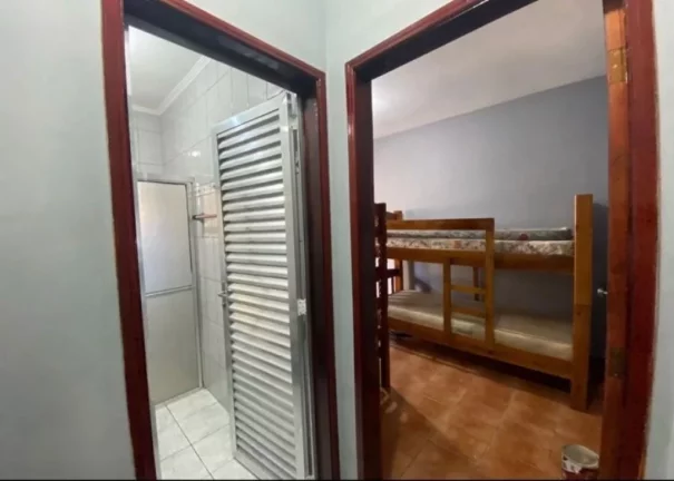 Imagem Casa à venda de 2 dormitórios no Maracanã em Praia Grande-SP, terreno de 4,20 X 20,22, sendo 2 dormitórios, sala, cozinha, banheiro, área de serviço, espaço gourmet com churrasqueira e 2 vagas de garagem. 300 metros da praia.