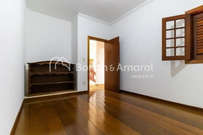 Imagem Ampla e confortável, esta excelente residência conta com 330m² de área construída, oferecendo e...