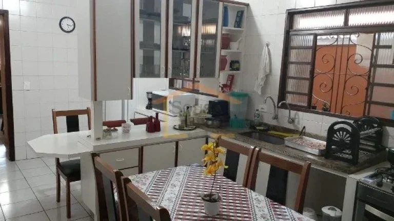Imagem Sobrado à venda com 115m² de área construída em terreno de 5x25. Conta com sala para dois ambien...