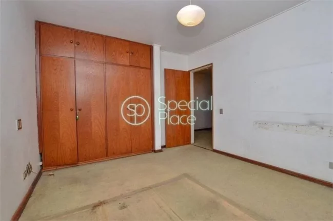 Imagem Ótima oportunidade para reforma. Apartamento com planta quadrada, 230m2 de área privativa, 3 dormi...