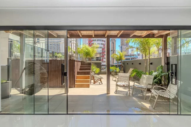 Imagem Apartamento com 3 suítes e 3 vagas de garagem no centro de Balneário Camboriú/SC