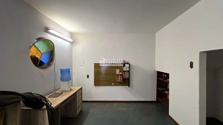 Imagem Casa ampla de 2 andares, próxima à Avenida Guilherme Ferreira, com 3 quartos incluindo 1 suíte