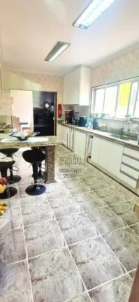Imagem Seu novo lar em Santos: Casa espaçosa de 3 quartos com edícula para a família.