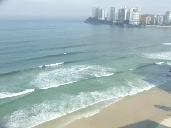 Imagem Frente ao Mar, Lindo e Confortável Apartamento na Praia de Pitangueiras, Vista ao Mar, Lazer no Prédio.