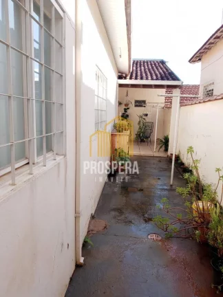 Imagem Casa no centro com possibilidade de conversão em ponto comercial
