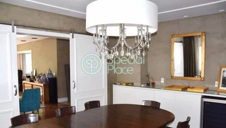 Imagem Excelente apartamento com 250m², reformado, espaços generosos, com terraço e excelente localizaç...