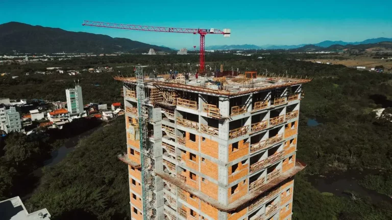 Imagem Apartamento na planta com 4 dormitórios sendo 2 suítes e 2 vagas no bairro Meia Praia em Itapema