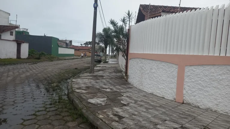 Imagem Casa para Venda em Itanhaém, Balneário Gaivota, 3 dormitórios, 1 suíte, 1 banheiro, 4 vagas