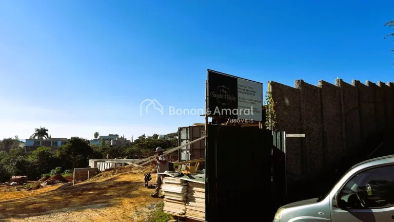 Imagem O Village Sainte Hélène é um condomínio exclusivo de casas de alto padrão, projetado para o mel...