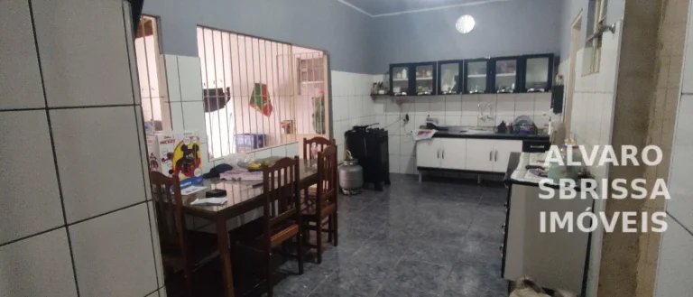 Imagem Casa com duas residências. Uma com suíte e duas vagas cobertas na garagem - outra com dois dormitórios e uma vaga na garagem na Vila Leis Itu/SP