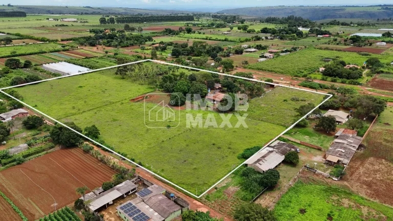 Imagem Chácara à venda em Brazlândia: 40.000m², 5 quartos, 3 banheiros, área rural. Oportunidade por R$900.000!