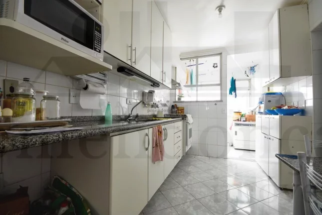 Imagem Apartamento amplo, pronto para morar, repleto de armários, com 3 quartos, sendo uma suíte, 2 banhe...