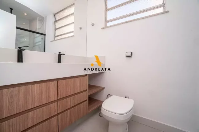 Imagem Apartamento espaçoso com 130m²; 4 quartos, sendo 1 suíte; 2 banheiros, 1 lavabo e um banheiro de serviço.