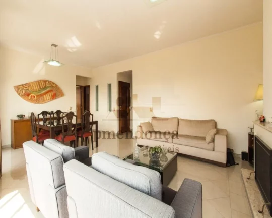Imagem Imóvel possui living amplo para 3 ambientes, varanda integrada, lareira, lavabo, na área íntima s...