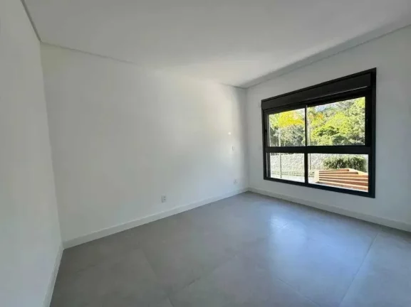 Imagem Apartamento com 3 dormitórios sendo 3 suítes e 4 vagas no bairro Cacupé em Florianópolis/SC